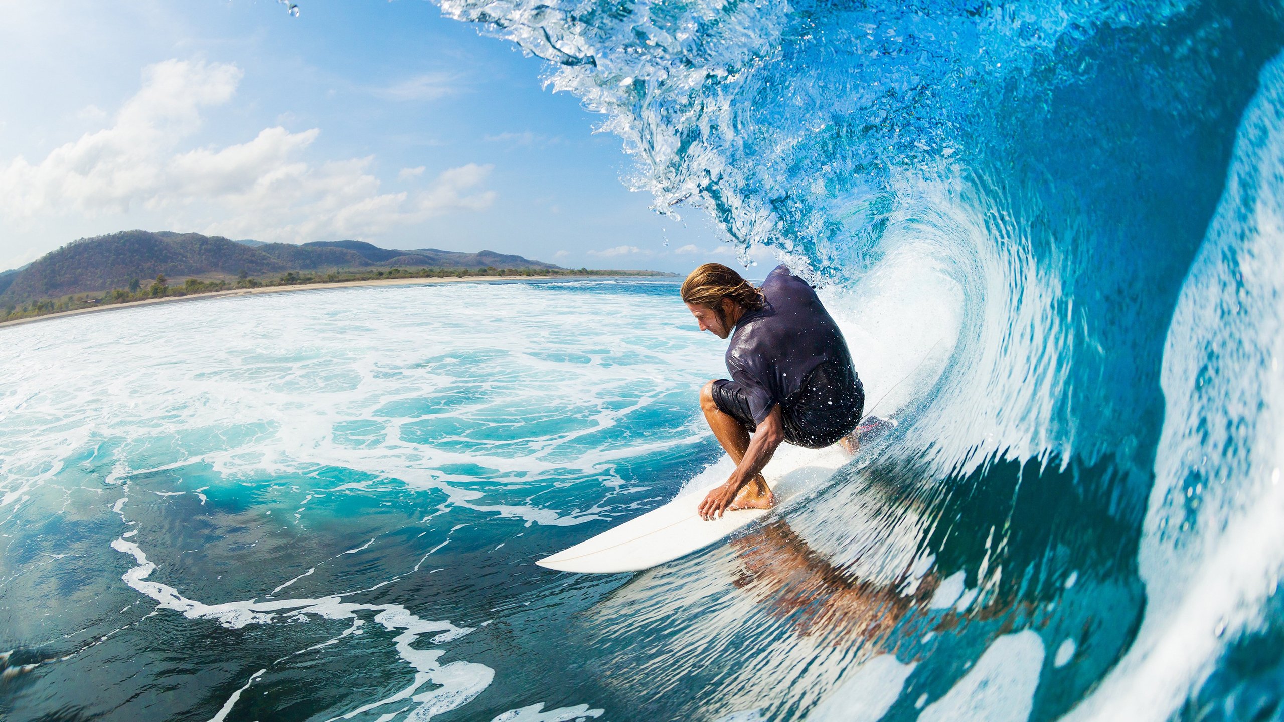 九游下载安装-_火山脚下的探险跑：自然风光中的极限运动_，火山探险之旅